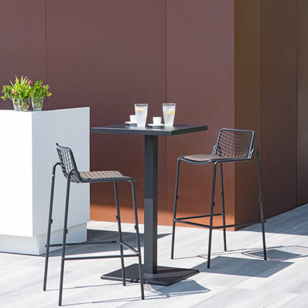 1 Round High Table - Image 1